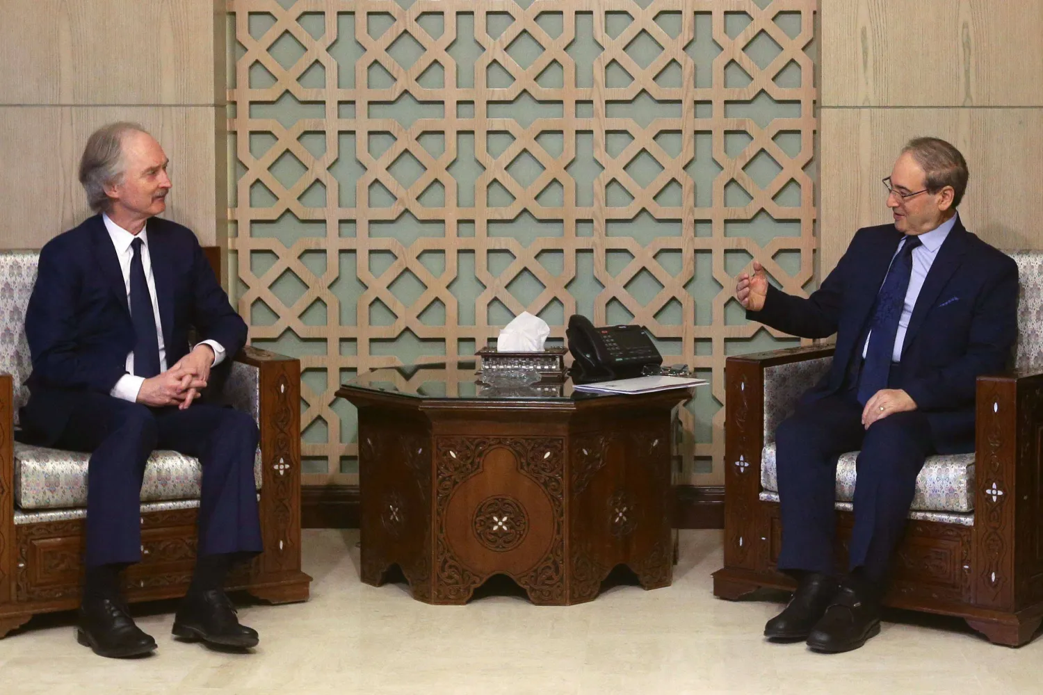 وزير الخارجية السوري فيصل المقداد (يمين) يلتقي مبعوث الأمم المتحدة الخاص إلى سوريا غير بيدرسن في دمشق الأحد (أ.ف.ب)