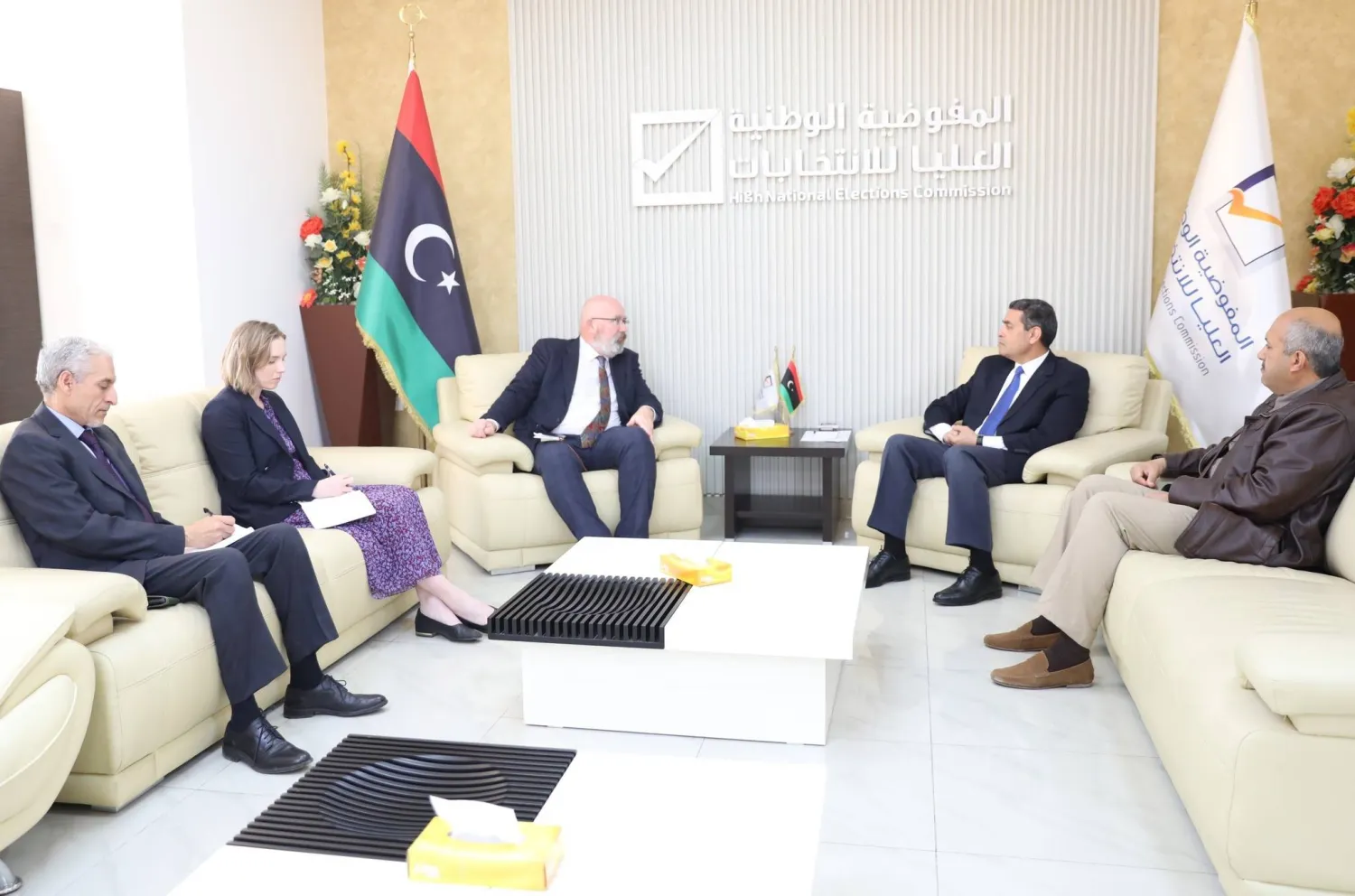 رئيس المفوضية العليا للانتخابات الليبية مستقبلاً في طرابلس سفير بريطانيا مارتن لونغدن (المفوضية)