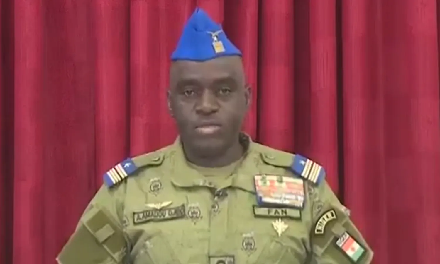 الضابط المتحدث باسم حكومة النيجر وهو يعلن إلغاء اتفاق التعاون مع الولايات المتحدة (تلفزيون حكومة النيجر)
