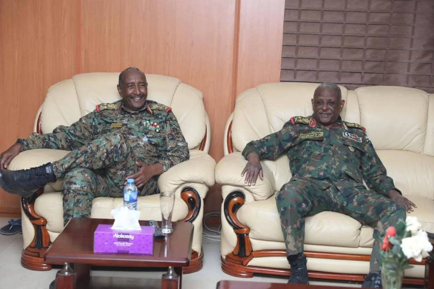 قائد الجيش السوداني عبد الفتاح البرهان (يسار) ومساعده ياسر العطا في أم درمان (الجيش السوداني)