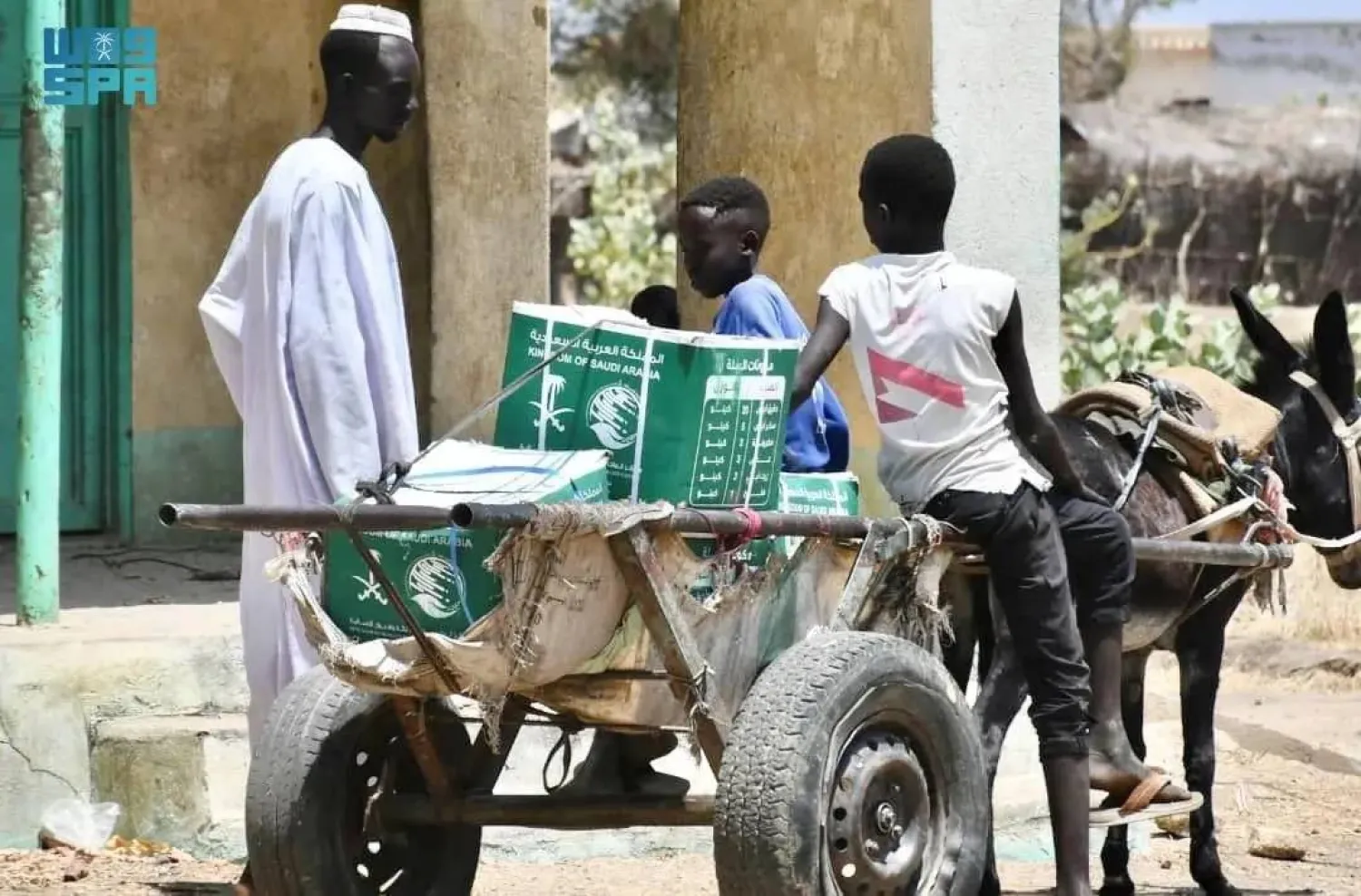 KSrelief distributes 760 food baskets to the most underprivileged and displaced households in several areas in Sudan's River Nile State. (SPA)