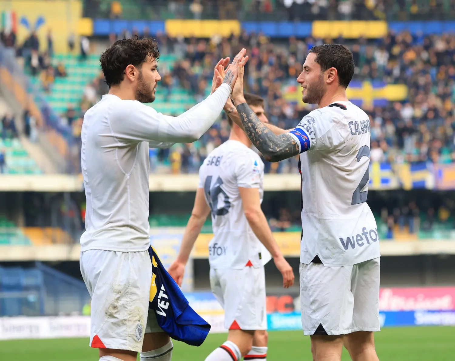 لاعبو ميلان يحتفلون بنهاية مباراة فيرونا بالفوز (غيتي)