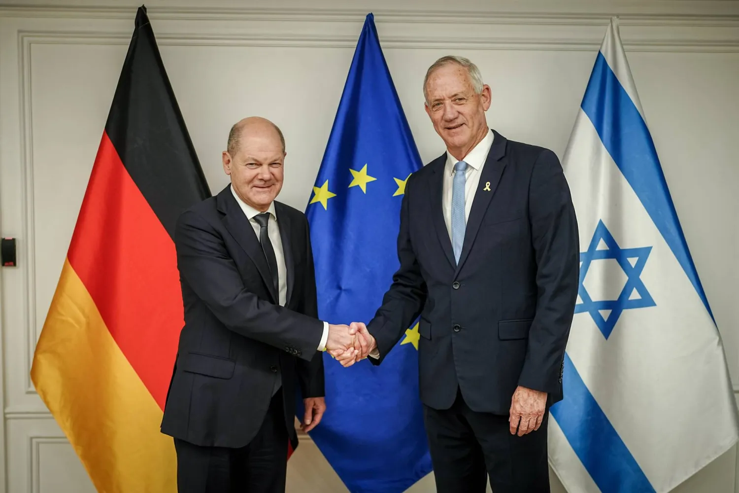 المستشار الألماني أولاف شولتس مع بيني غانتس رئيس تحالف معسكر الدولة ووزير الدفاع الإسرائيلي الأسبق (د.ب.أ)