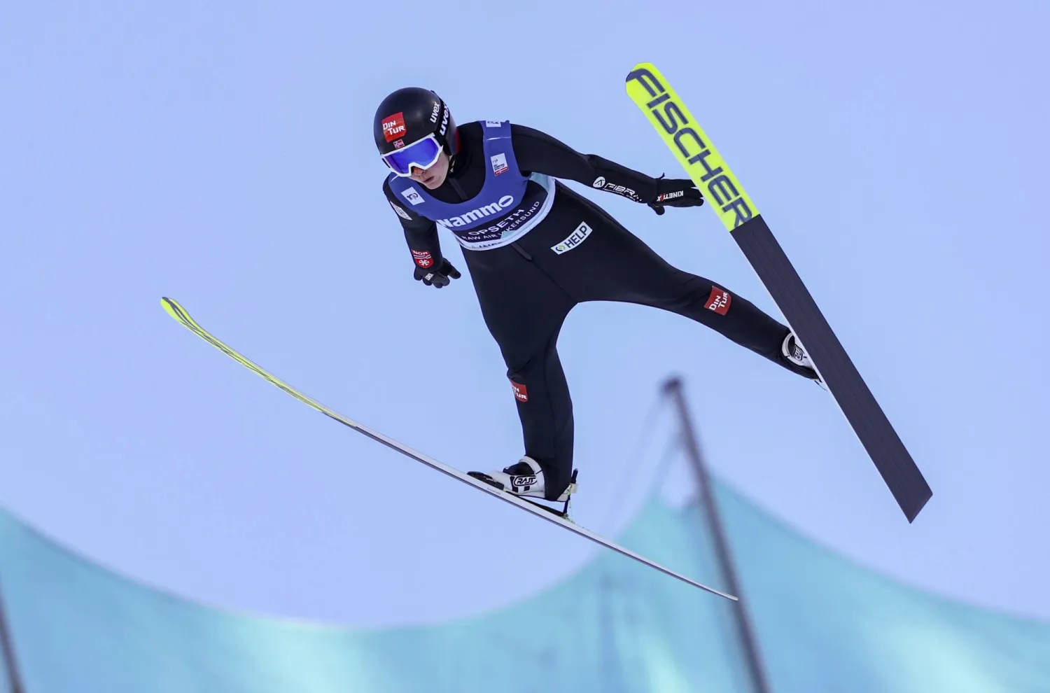 النرويجية أوبسيث خلال قفزتها القياسية ضمن منافسات بطولة العالم للقفز على الجليد (أ.ب)