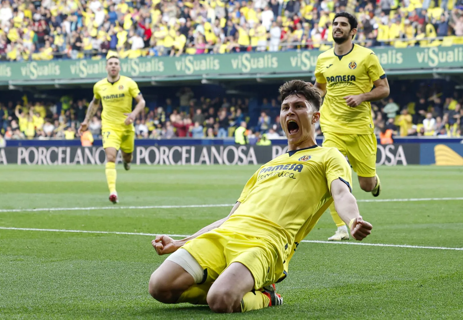 كوينكا مدافع فياريال محتفلاً بهدفه في مرمى فالنسيا ضمن منافسات الدوري الإسباني (الشرق الأوسط)