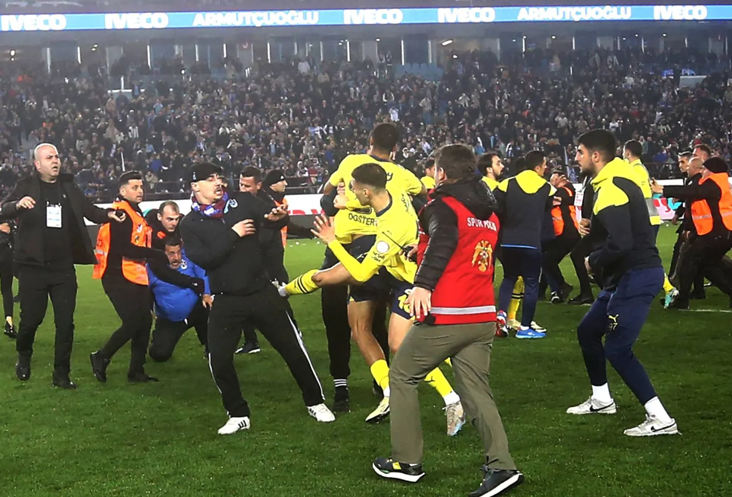 جانب من اشتباكات جماهير طرابزون ولاعبي فناربخشة في الدوري التركي (أ.ف.ب)