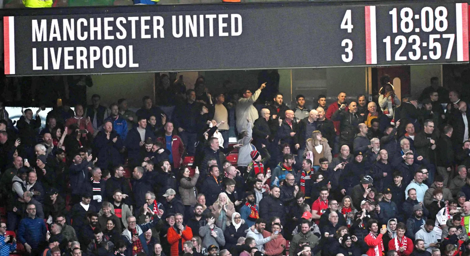 الجماهير خلال مواجهة مانشستر يونايتد وليفربول ضمن منافسات كأس الاتحاد الإنجليزي (أ.ف.ب)