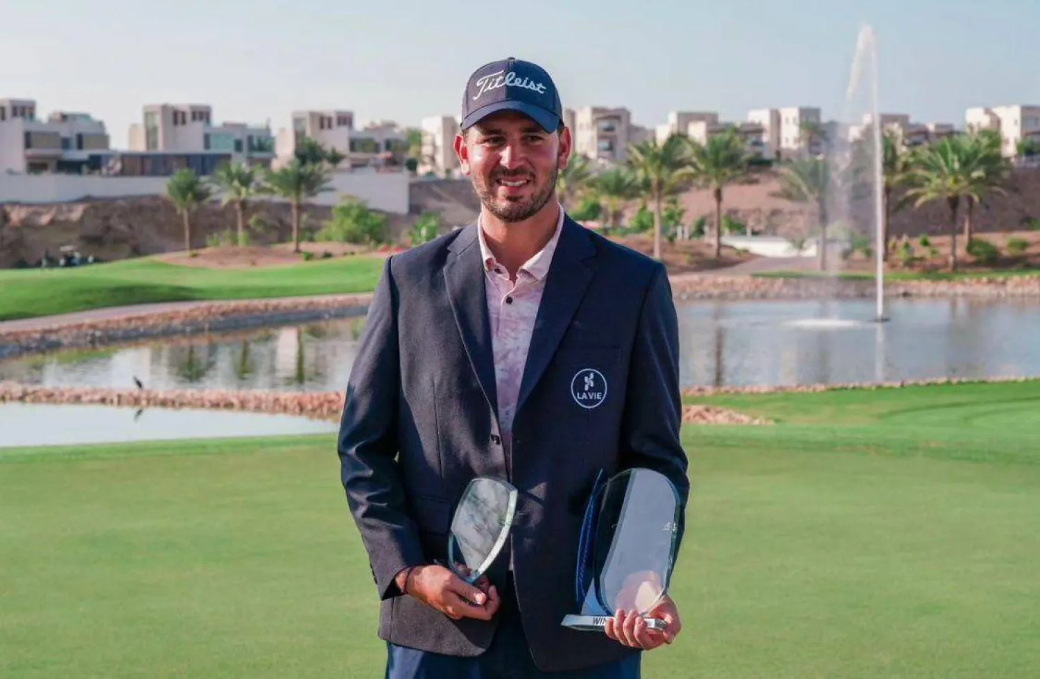 عطي محتفلا بالنجاز الجديد (الشرق الأوسط)