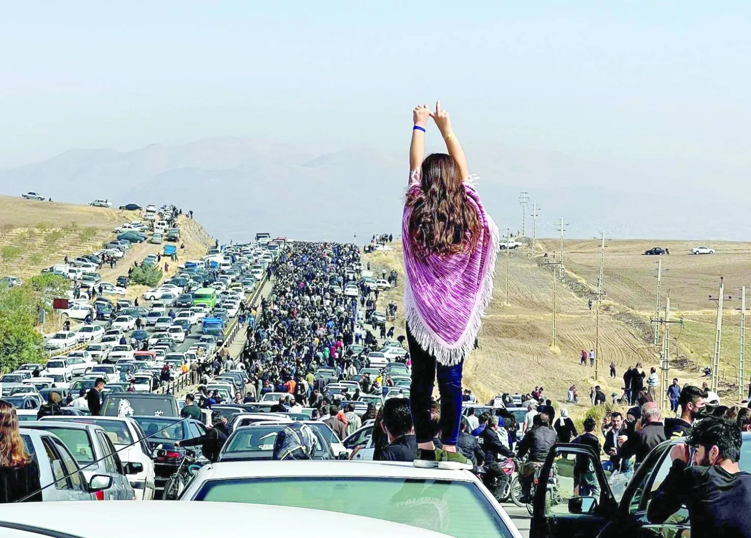 
آلاف ممن شاركوا في مراسم أربعين مهسا أميني يشقون طريقهم نحو مقبرة في سقز الكردية غرب إيران في أكتوبر 2022 (أ.ف.ب)