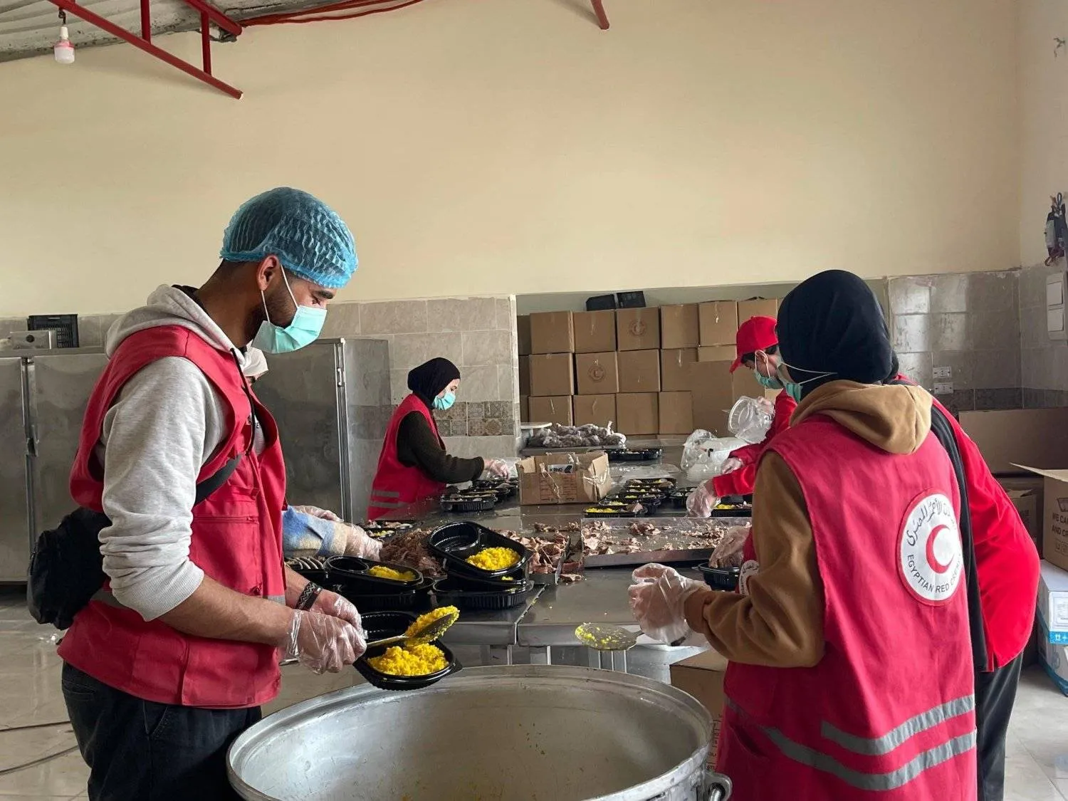 Egyptian Red Crescent volunteers prepare meals for refugees I Gaza. Photo: Red Crescent