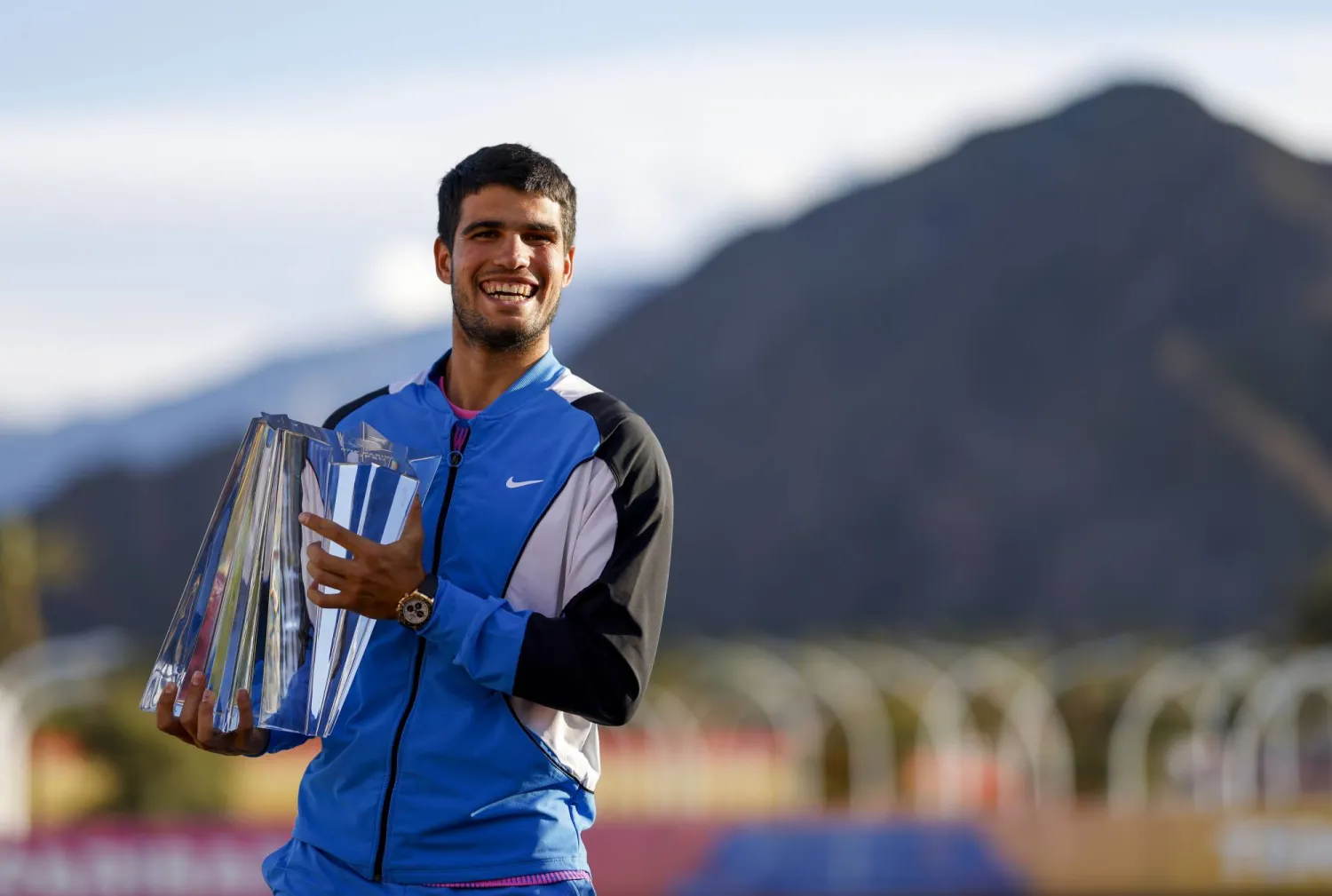 17 March 2024, US, Indian Wells: Spanish tennis player Carlos Alcaraz celebrates with the trophy after defeating Russia's Daniil Medvedev during their Men's final tennis match of the BNP Paribas Open tennis tournament at Indian Wells Tennis Garden. Photo: Charles Baus/CSM via ZUMA Press Wire/dpa