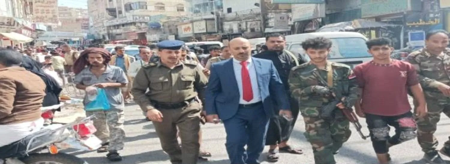 مسؤولون محليون في مدينة تعز خلال حملة ملاحقة الباعة المتجولين (إعلام محلي)