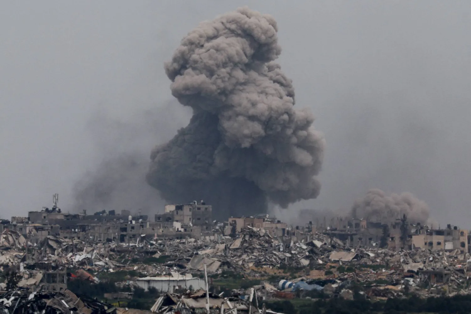 تصاعد الدخان جراء الغارات الإسرائيلية على قطاع غزة (رويترز)