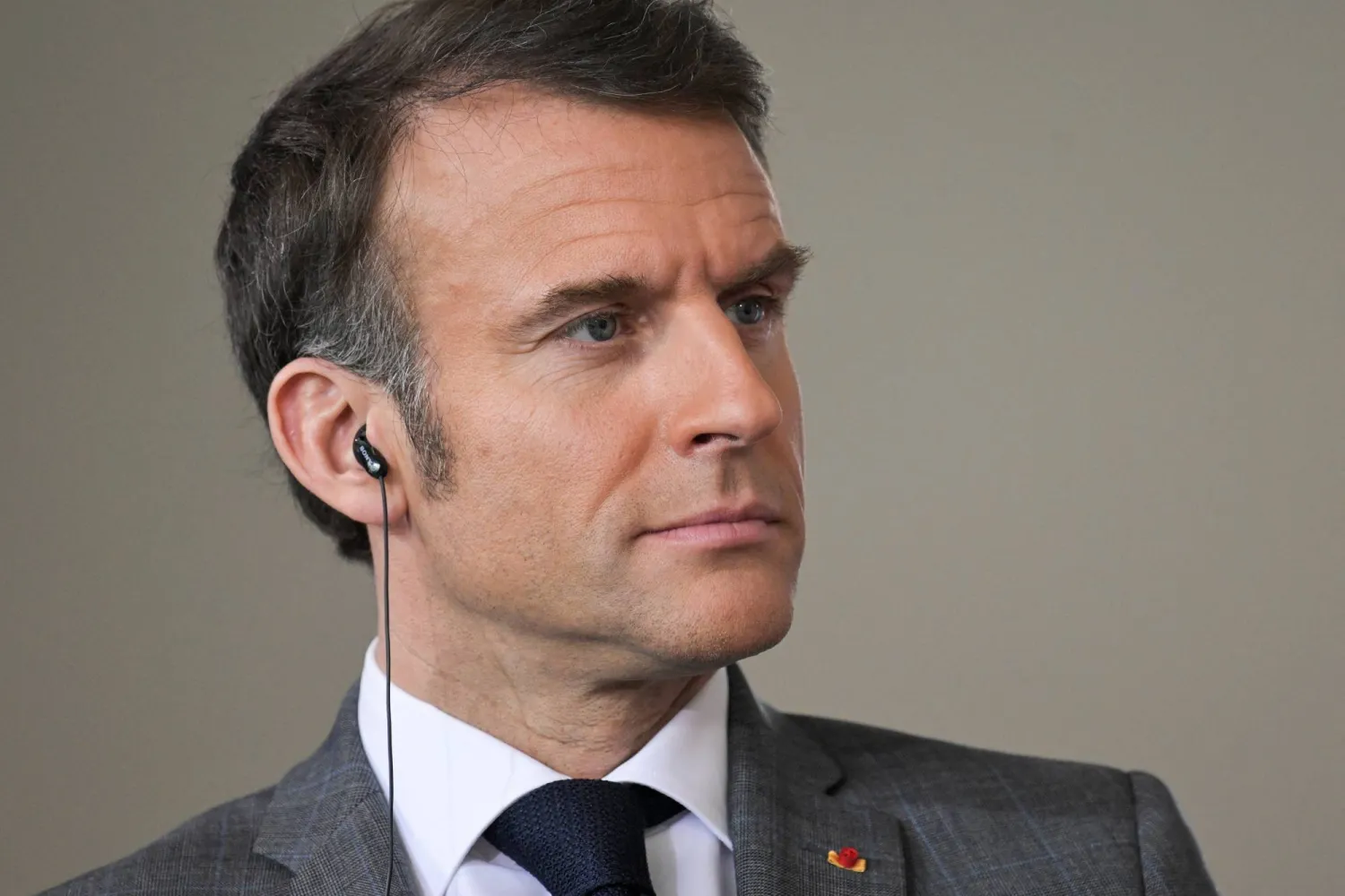 الرئيس الفرنسي إيمانويل ماكرون يتحدث للصحافة بمناسبة «قمة فيمار» في برلين الجمعة (رويترز)