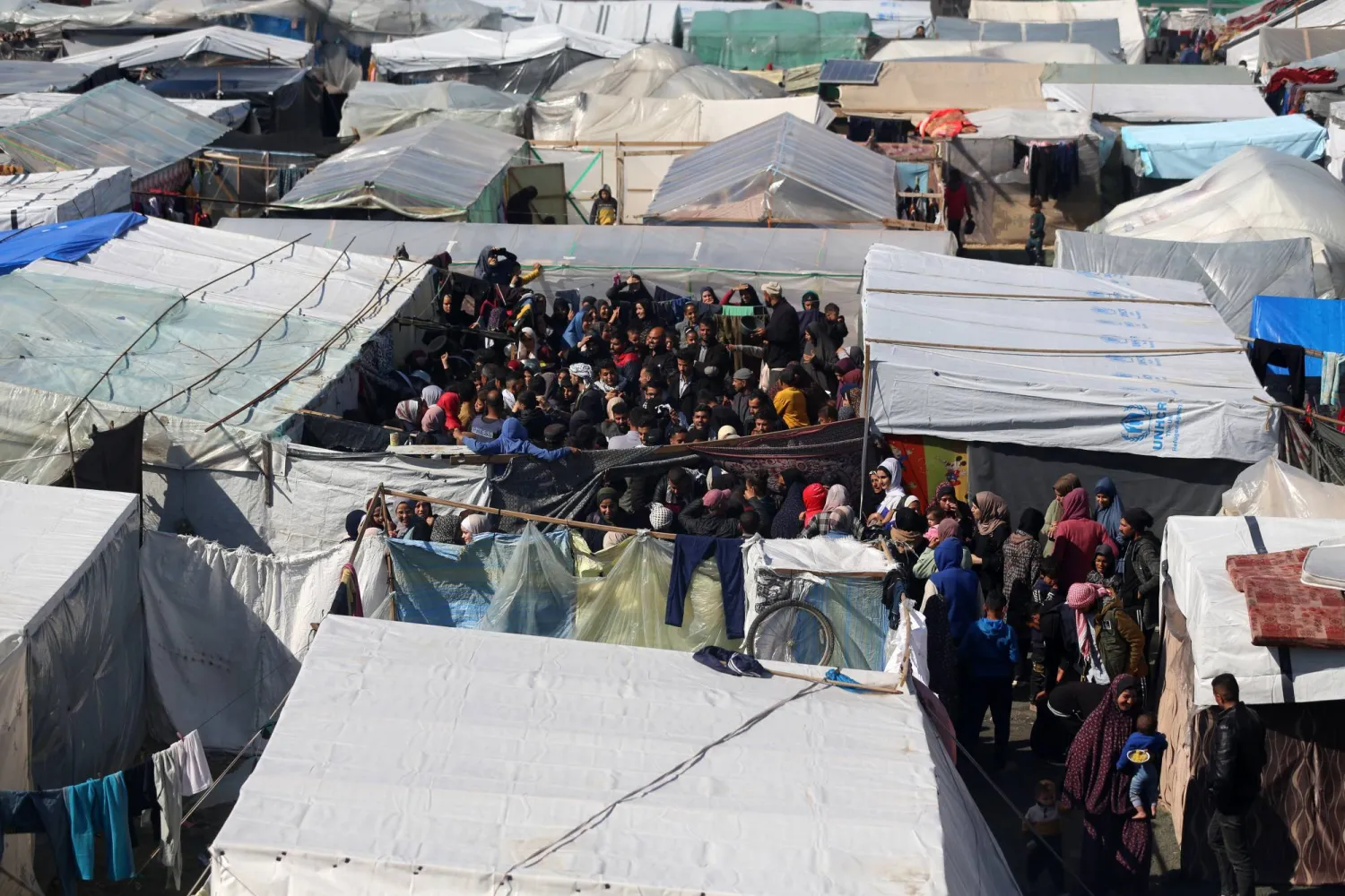 احتفال بزفاف عروسين فلسطينيين داخل مخيم للنازحين في دير البلح وسط قطاع غزة 16 فبراير الماضي (غيتي)