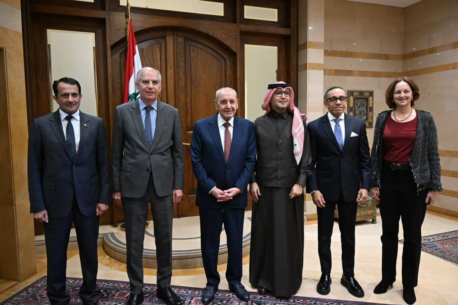 بري متوسطاً سفراء «الخماسية» خلال اللقاء الذي جمعهم الاثنين (الشرق الأوسط)