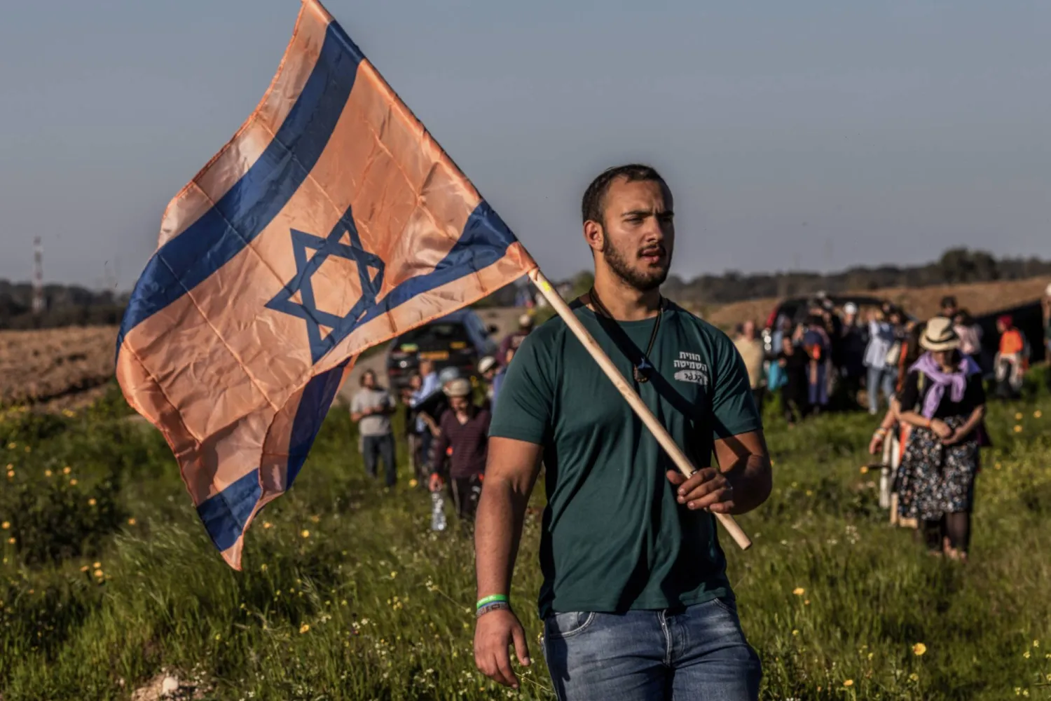 مستوطنون يحاولون العبور إلى داخل قطاع غزة لإقامة بؤرة استيطانية (د.ب.أ)