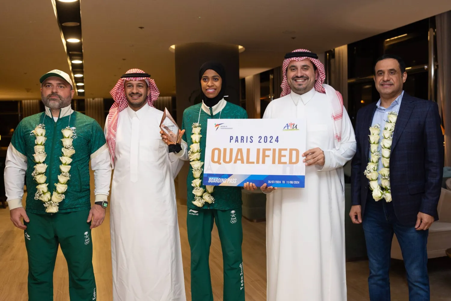 الأمير فهد بن جلوي خلال استقبال اللاعبة دنيا أبو طالب (الشرق الأوسط)