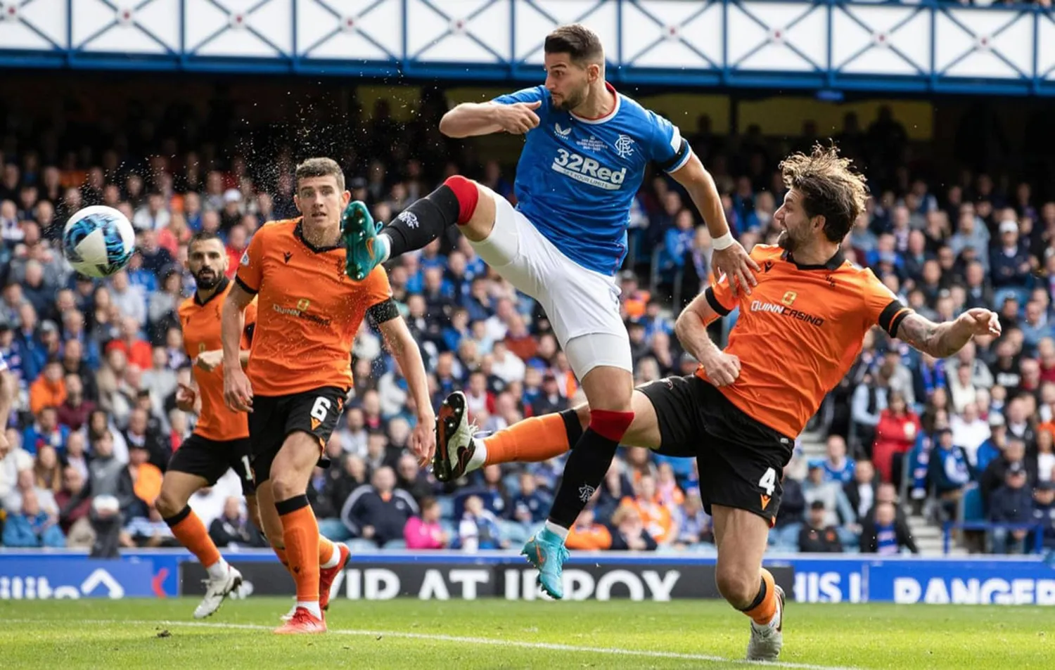 جانب من مواجهات دندي يونايتد وغلاسكو رينغرز في الدوري الأسكوتلندي (الشرق الأوسط)