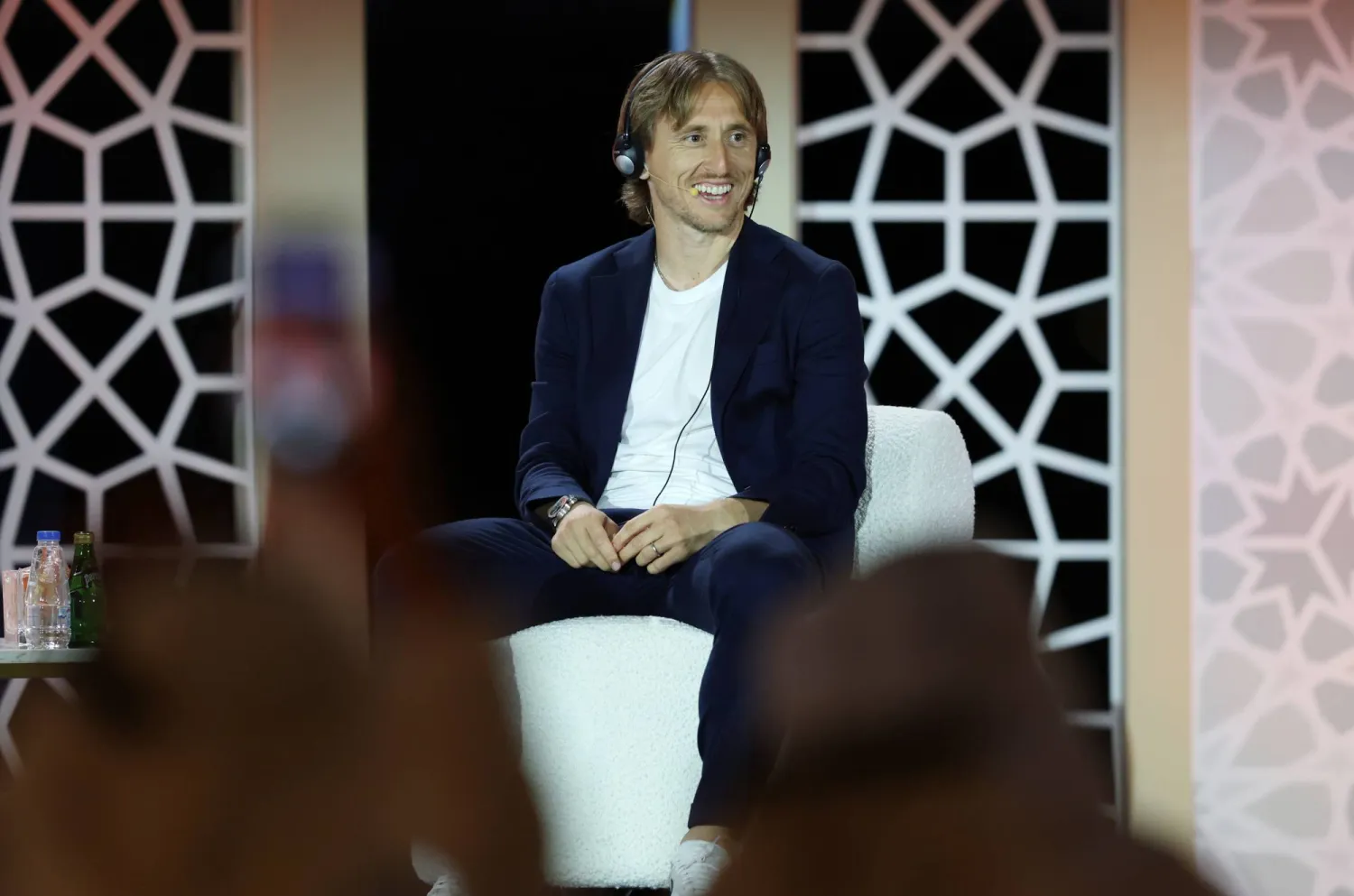 مودريتش نجم ريال مدريد الإسباني خلال لقائه الحواري في مدينة الشارقة الإماراتية (إ.ب.أ)