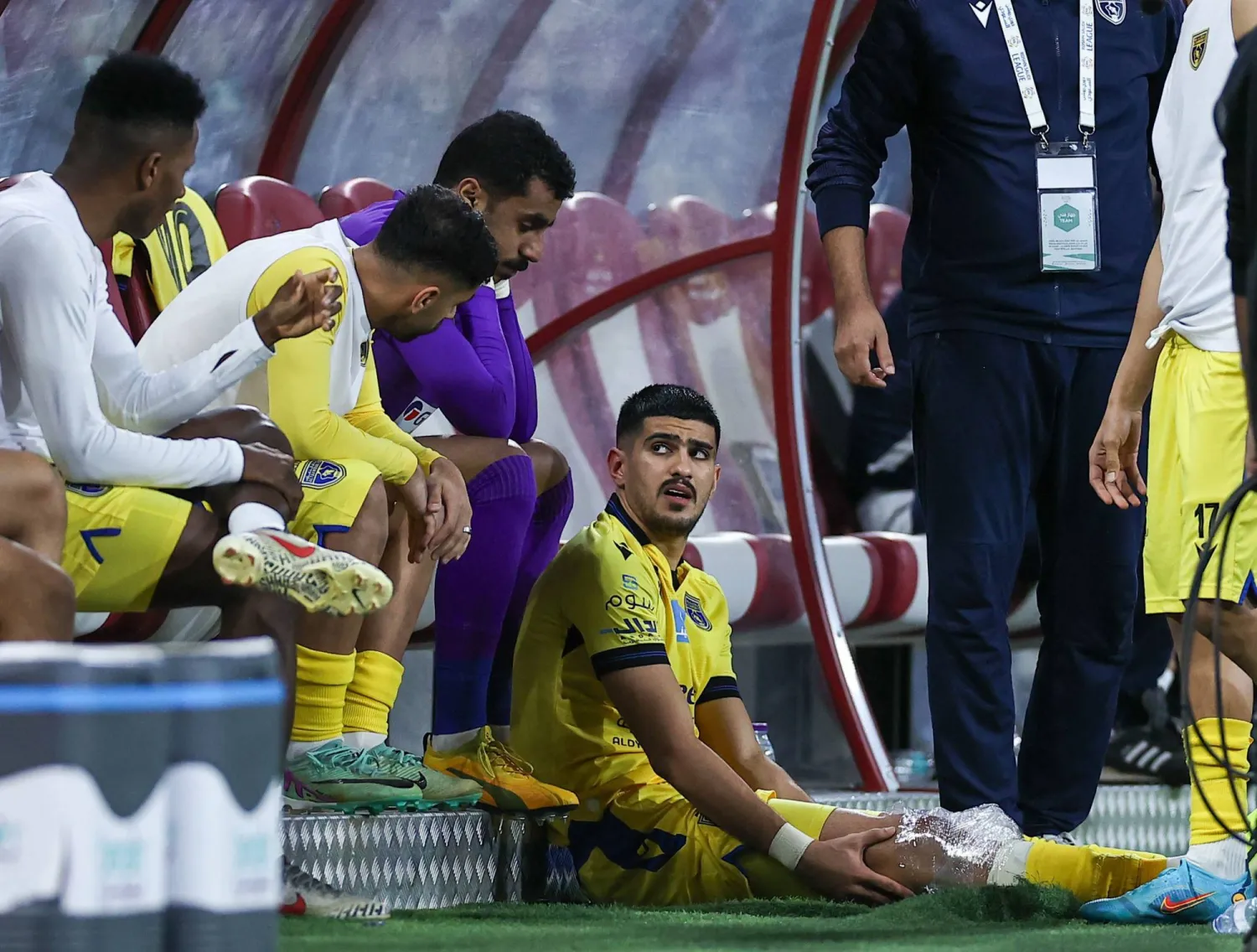 الأحمد لحظة تعرضه للإصابة في مواجهة الرائد الأخيرة (تصوير: سعد العنزي) 