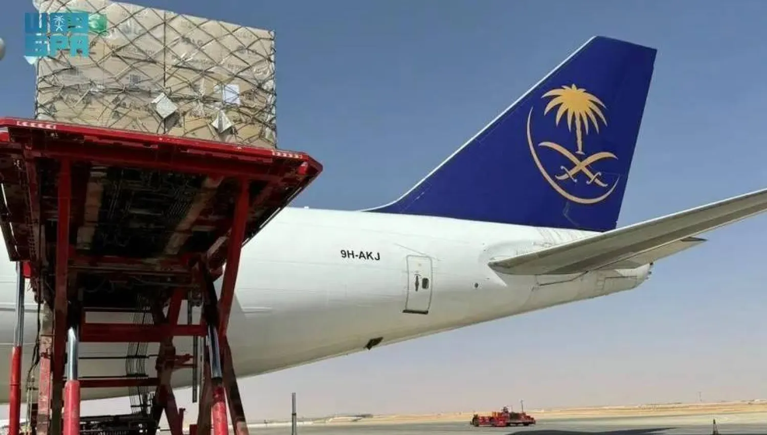 الطائرة الإغاثية السعودية الخامسة عشرة التي يسيّرها مركز الملك سلمان للإغاثة والأعمال الإنسانية لإغاثة الشعب الأوكراني (واس)