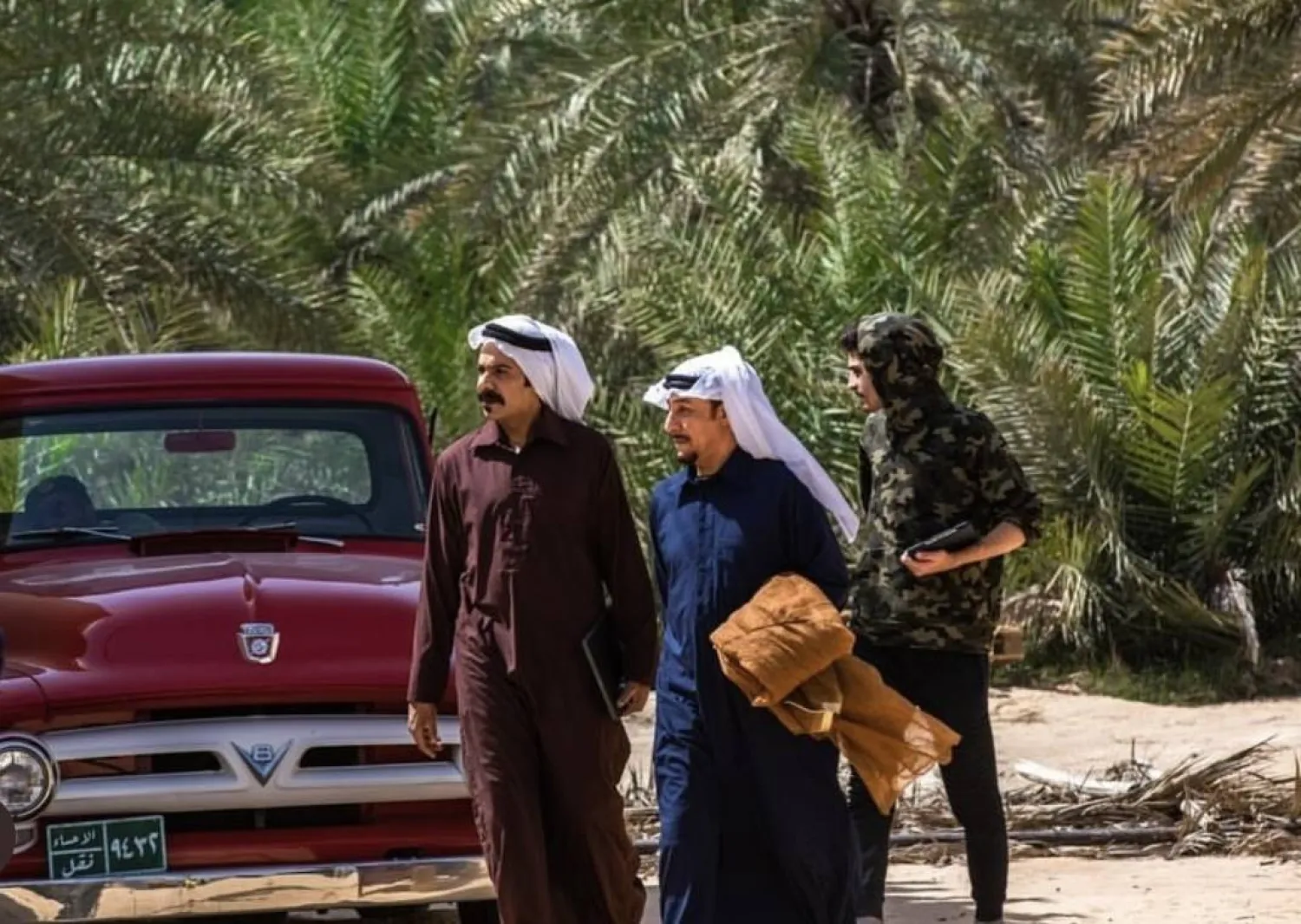 فيصل الدوخي مع الفنان عبد المحسن النمر في مشهد من «خيوط المعازيب» (الشرق الأوسط)