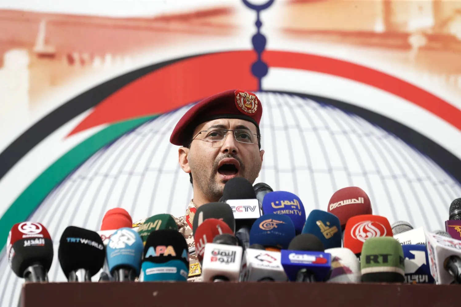 المتحدث العسكري باسم جماعة الحوثي اليمنية يحيى سريع في مؤتمر صحافي في صنعاء (إ.ب.أ)