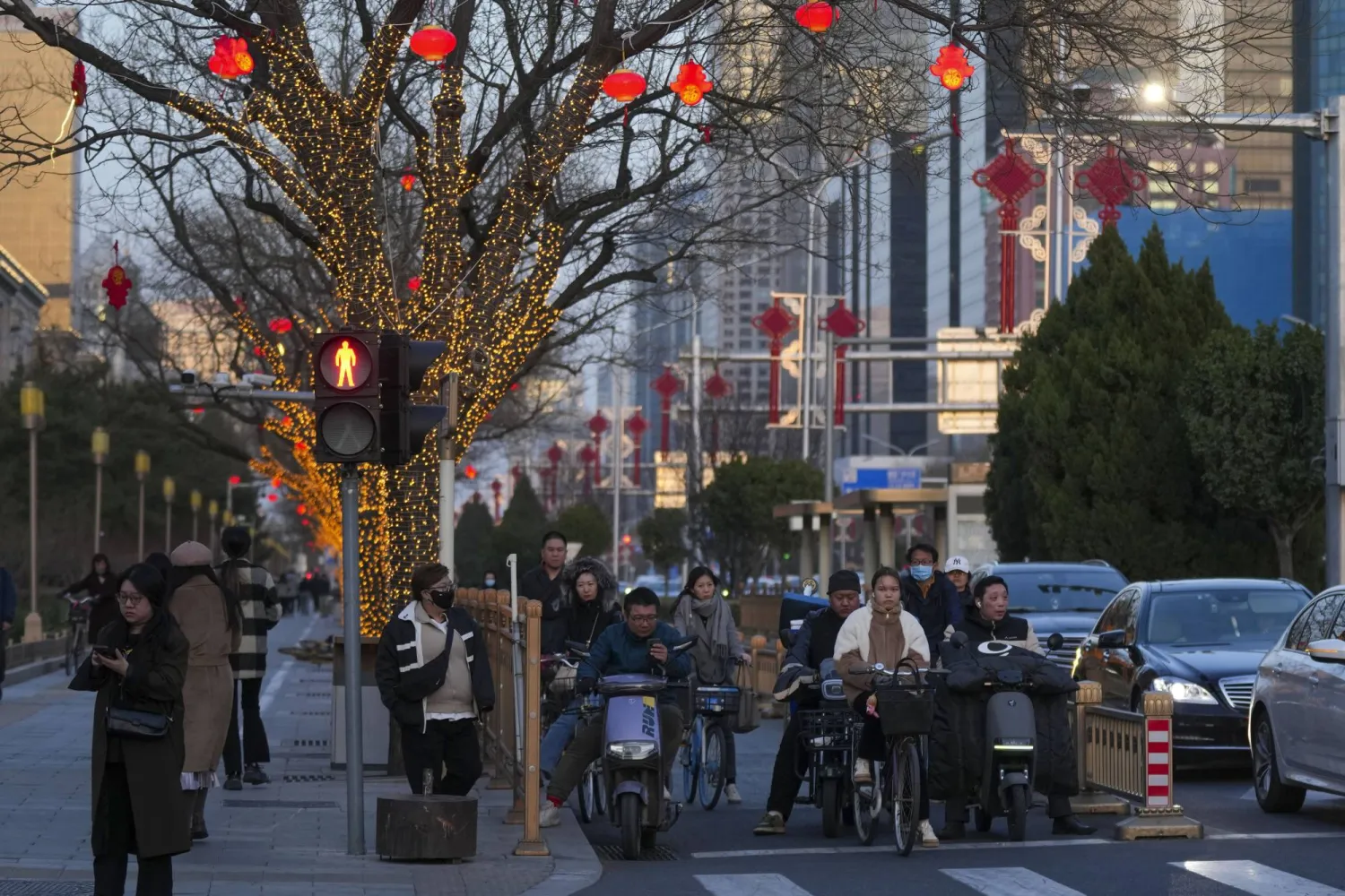 راكبو دراجات نارية في أحد مفارق الطرق الرئيسية في الحي المالي بالعاصمة الصينية بكين (أ.ب)