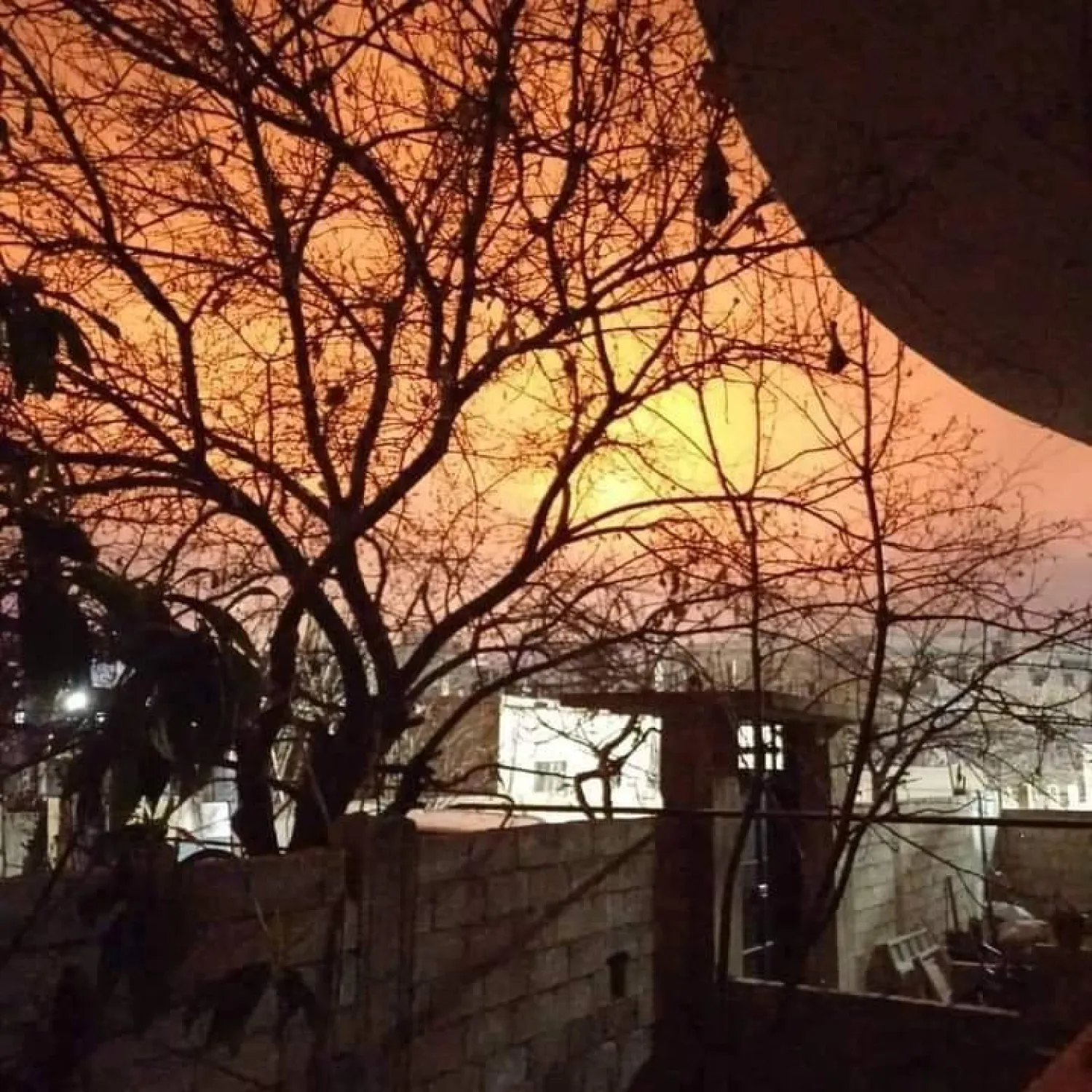 حرائق وتحذيرات من انبعاث روائح سامة بعد استهداف إسرائيلي لمخازن ذخائر في القلمون السوري ليل الثلاثاء (صفحة يبرود الوطن)