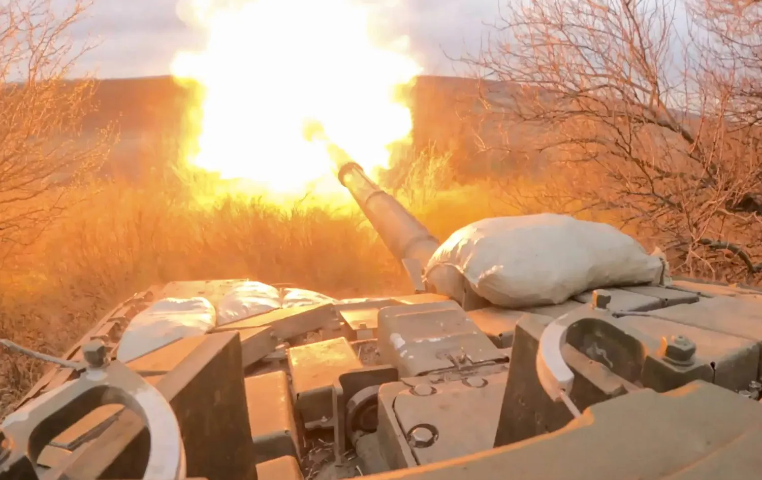 دبابة روسية تقصف مواقع أوكرانية الثلاثاء (إ.ب.أ)