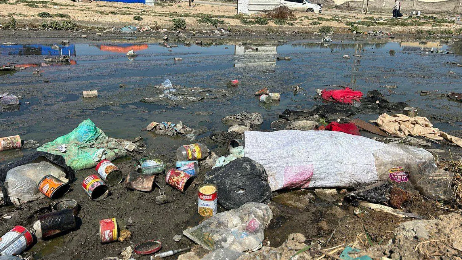 أكوام من القمامة المتراكمة في مدينة دير البلح بوسط قطاع غزة (وكالة أنباء العالم العربي).