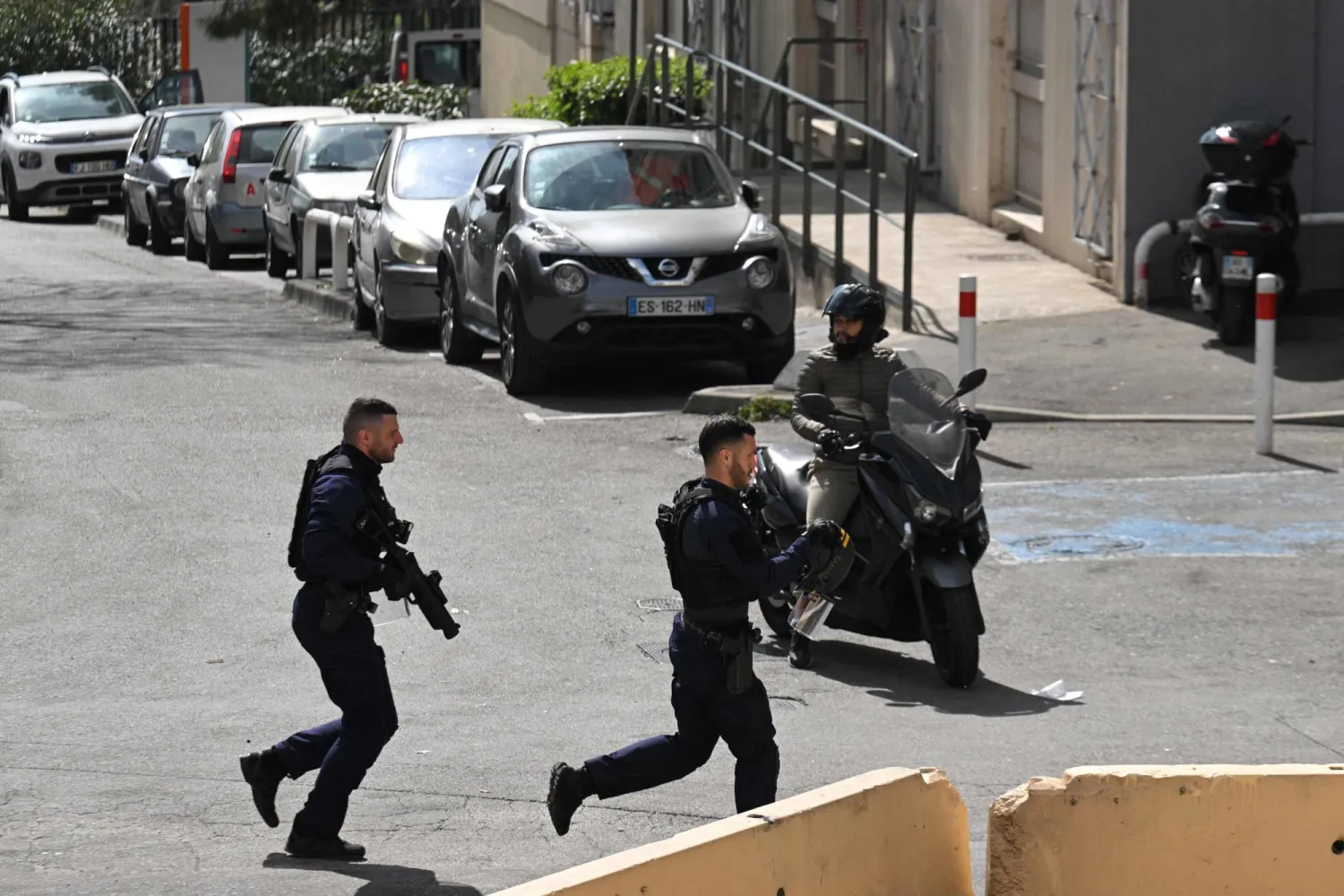 عناصر شرطة خلال تأمينهم زيارة الرئيس الفرنسي إيمانويل ماكرون لمنطقة لا كاستيلان في مرسيليا جنوب فرنسا في 19 مارس 2024 (أ.ف.ب)