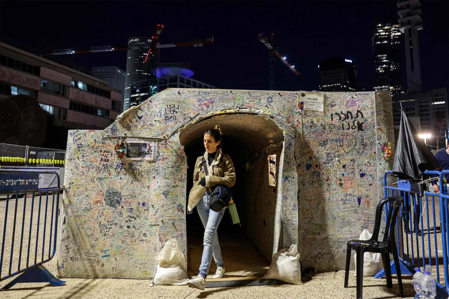 مدخل نفق رمزي في تل أبيب أُقيم تحت ساحة تتجمع فيها عائلات المحتجزين الإسرائيليين في أنفاق «حماس» بقطاع غزة (أ.ف.ب)