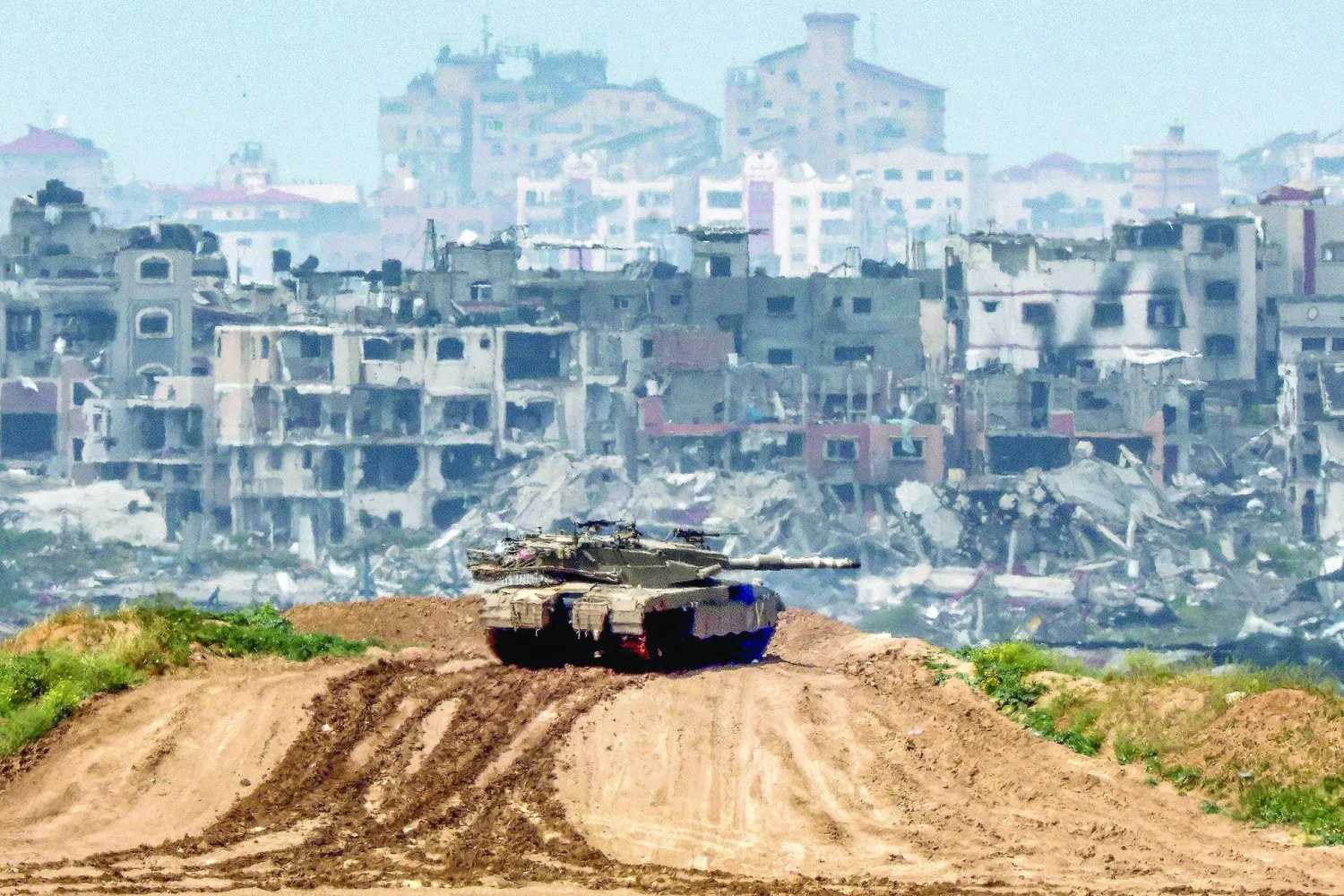 
دمار واسع في قطاع غزة جراء الحرب الإسرائيلية المستمرة منذ أكتوبر العام الماضي (أ.ف.ب)