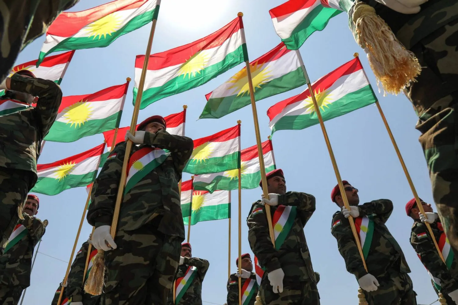 Geçtiğimiz Haziran ayında IKBY’nin başkenti Erbil’de düzenlenen askeri törende görülen IKBY bayrakları (AFP)