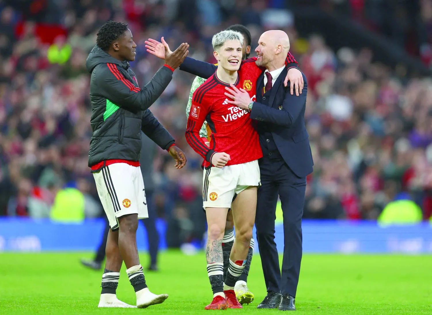 
تن هاغ يحتفل مع غارناتشو وماينو الثنائي الواعد في يونايتد بعد الفوز على ليفربول (رويترز)