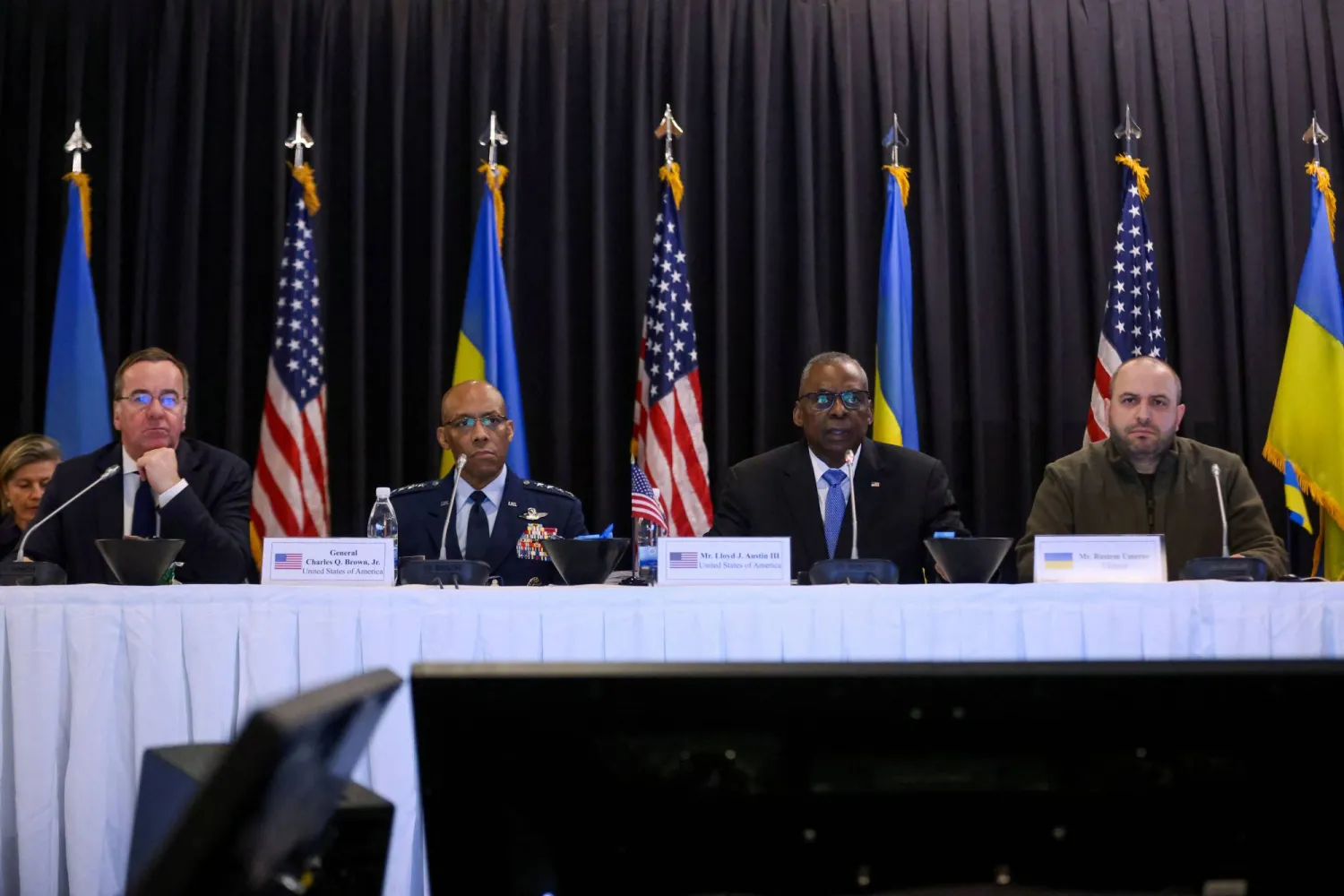 وزراء دفاع مجموعة الاتصال الدفاعية الأوكرانية في قاعدة رامشتاين بألمانيا (رويترز)