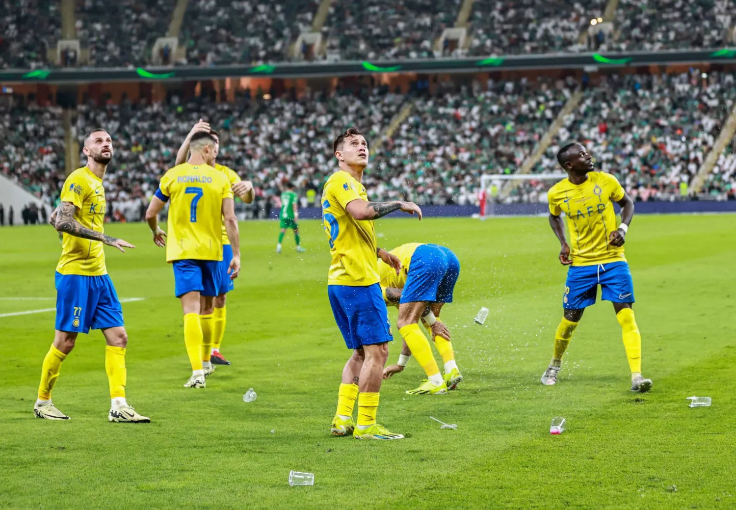 مقذوفات جماهير الأهلي تجاه لاعبي النصر (تصوير: محمد المانع) 