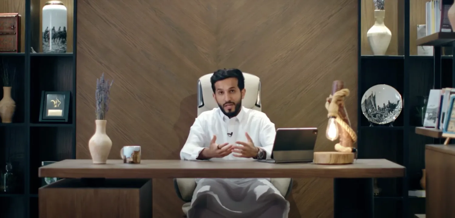 محمد النحيت أثناء تقديم برنامجه «طويق» (الشرق الأوسط)