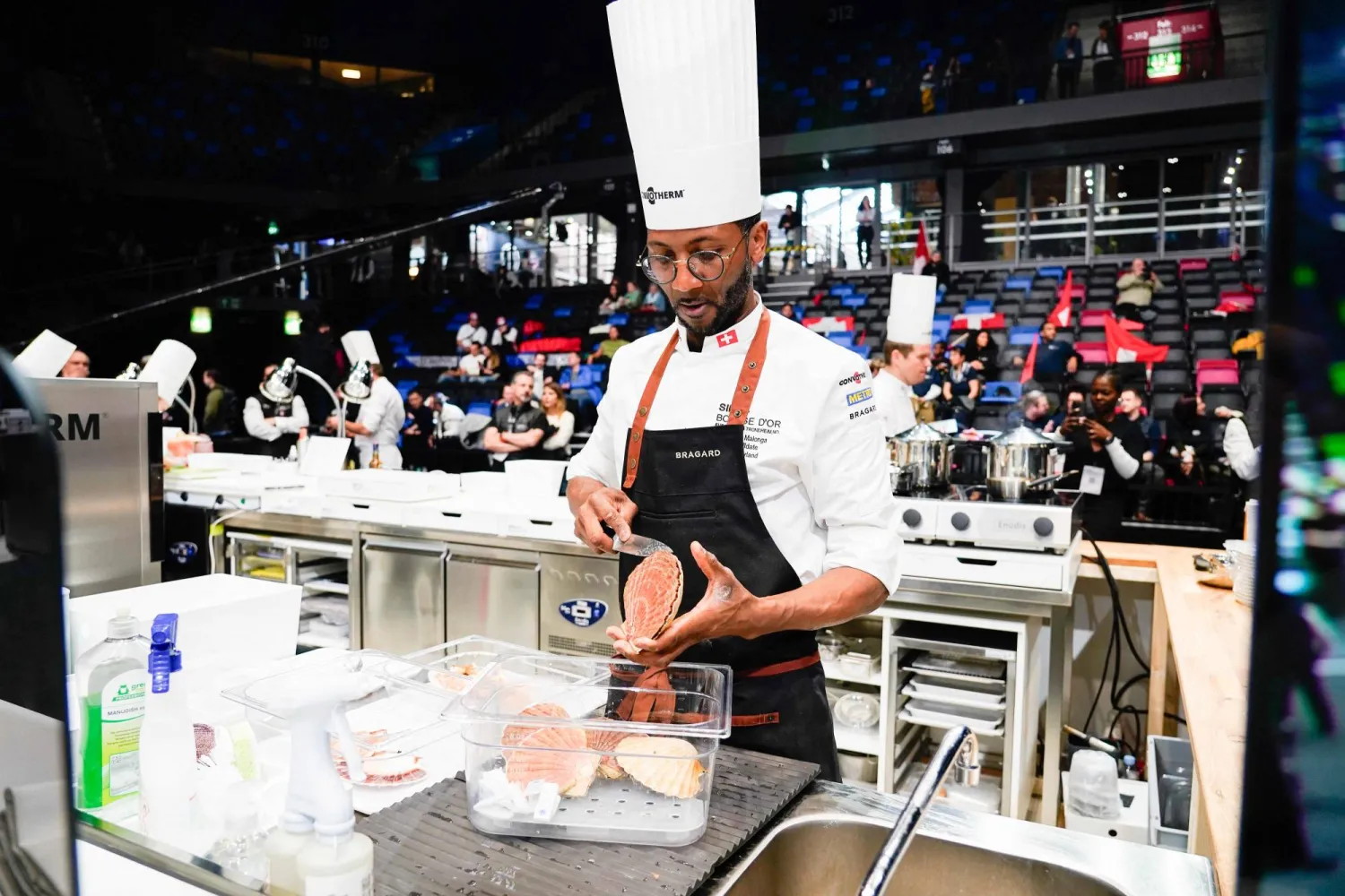 متسابق في إحدى منافسات الطهي الأوروبية المقامة بالنرويج (أ.ف.ب)