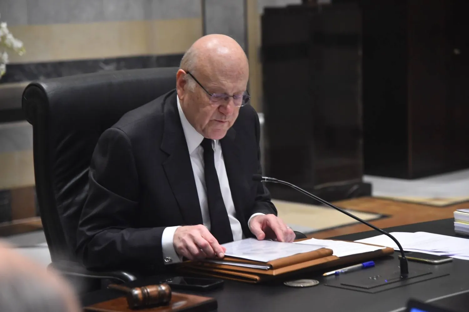 رئيس حكومة تصريف الأعمال نجيب ميقاتي متهم بالتعدي على صلاحيات رئيس الجمهورية (حساب رئاسة الحكومة)