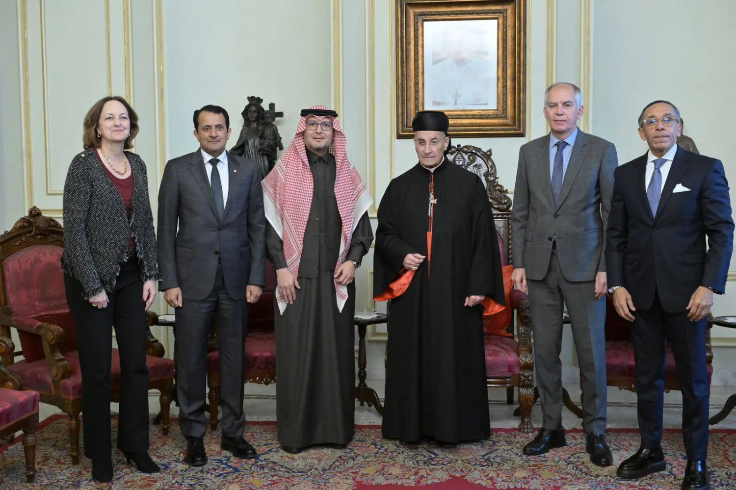 خلال اللقاء الذي جمع البطريرك الراعي يوم الاثنين وسفراء «اللجنة الخماسية» (الشرق الأوسط)