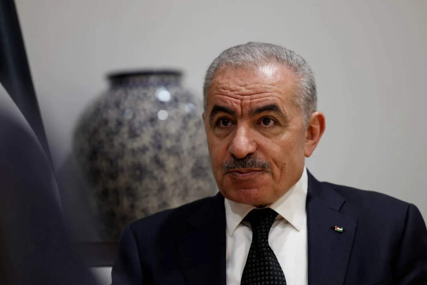 رئيس الوزراء في حكومة تسيير الأعمال الفلسطينية محمد أشتية (رويترز)