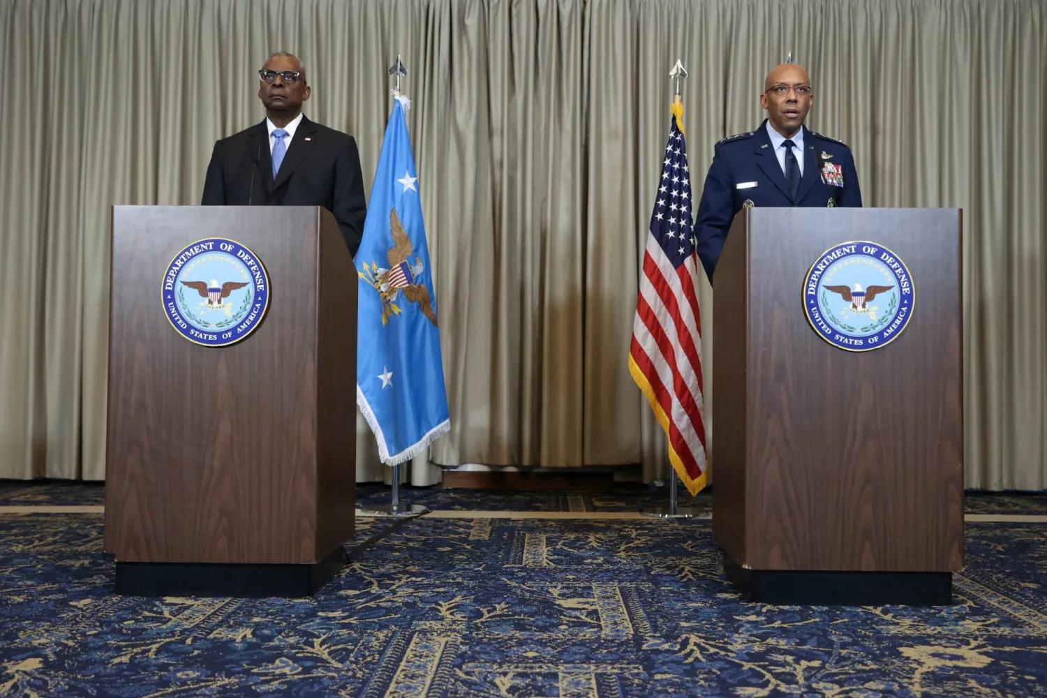 وزير الدفاع الأميركي لويد أوستن ورئيس الأركان الأميركية المشتركة تشارلز براون خلال مؤتمرهما الصحافي في قاعدة رامشتاين بألمانيا (رويترز)