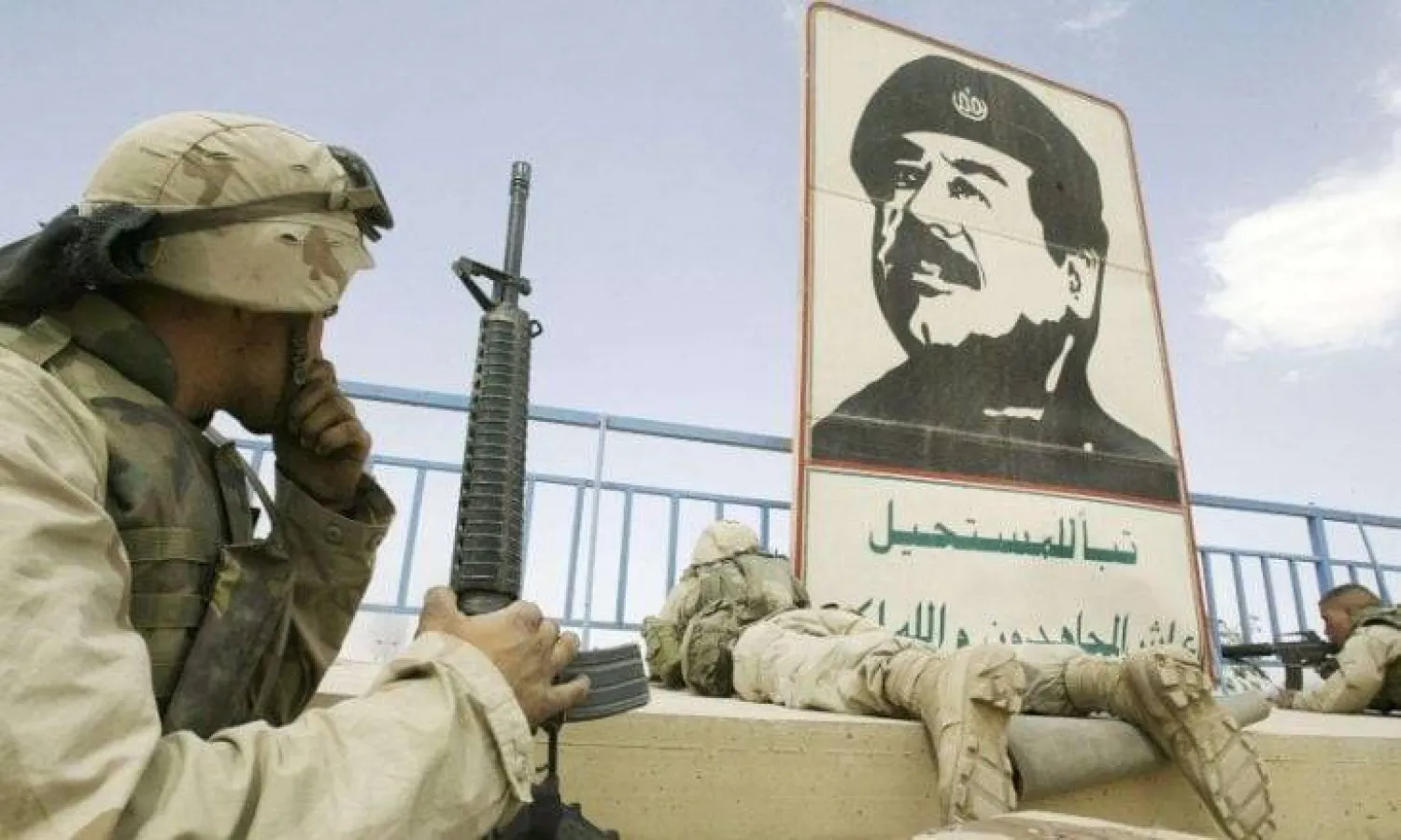 جنود أميركيون يتمركزون على جسر مشاة في بغداد أبريل 2003 (أرشيفية - وكالات)