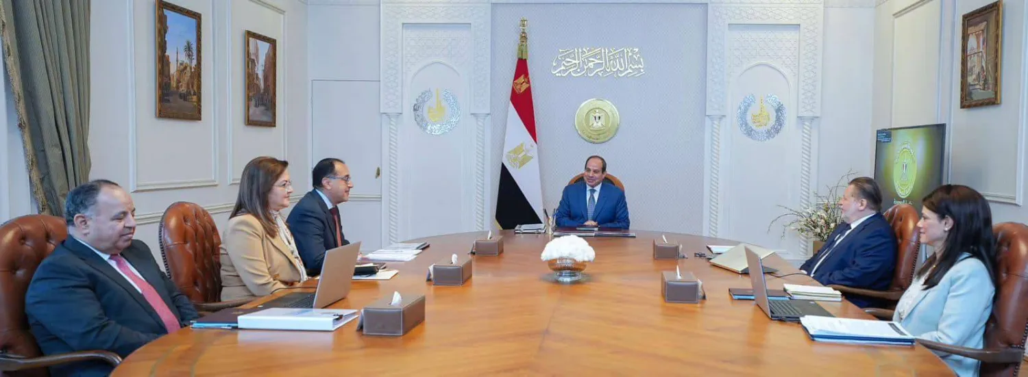 السيسي خلال اجتماع مع رئيس مجلس الوزراء المصري وعدد من الوزراء والمسؤولين (الرئاسة المصرية)