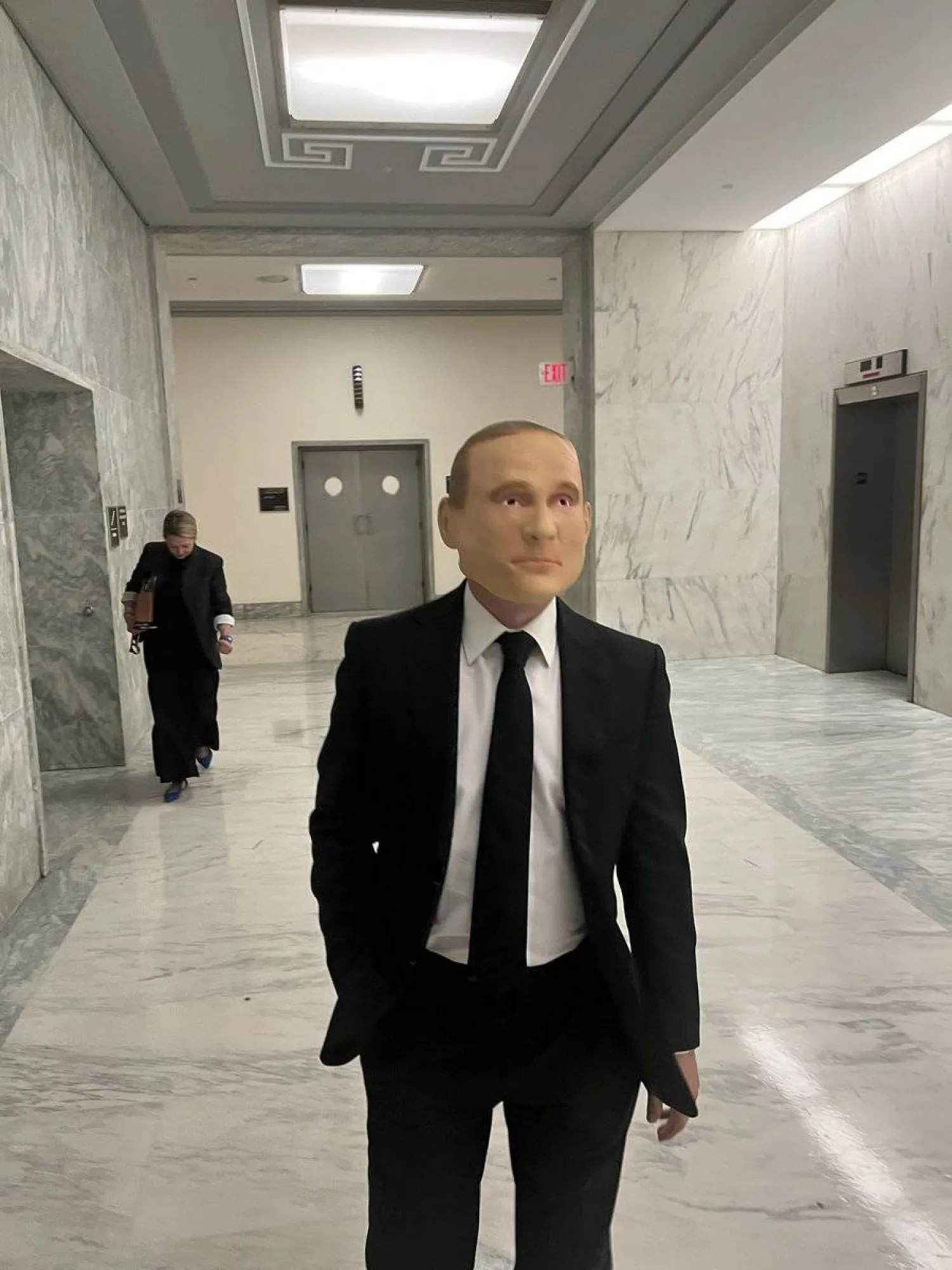 النائب الأميركي الديمقراطي جاريد موسكوفيتش بقناع بوتين (إكس)