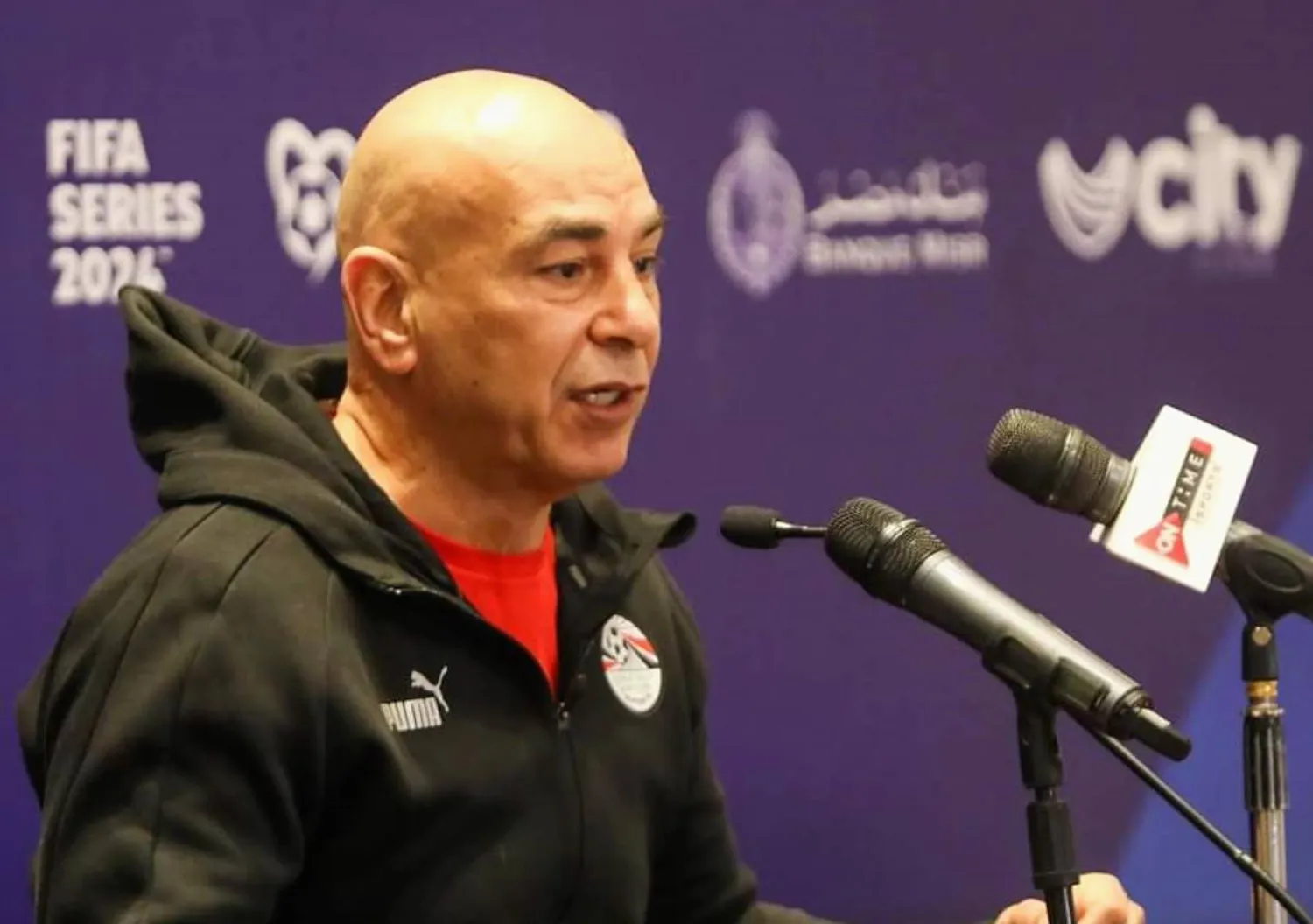 حسام حسن مدرب منتخب مصر خلال حديثه في المؤتمر الصحفي (الشرق الأوسط)