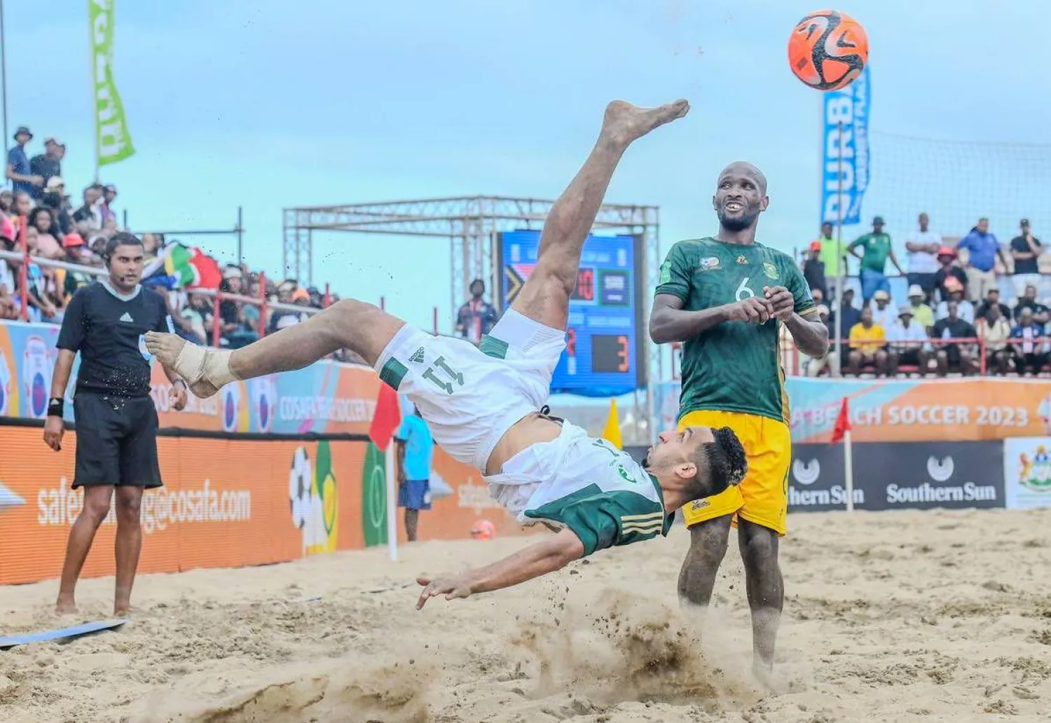من مواجهة المنتخب السعودي وجنوب أفريقيا ضمن بطولة كوسافا لكرة القدم الشاطئية (الشرق الأوسط)